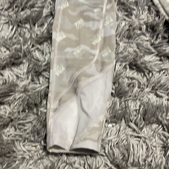 Victoria secret leggings in perfect condition - Picture 2 of 3